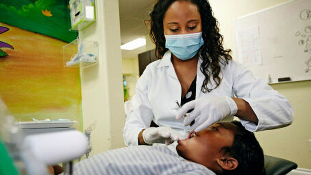 In den USA erlangt die zahnärztliche Versorgung von Kindern auch durch die Reform des Gesundheitswesens durch Präsident Obama zunehmend an Bedeutung. |