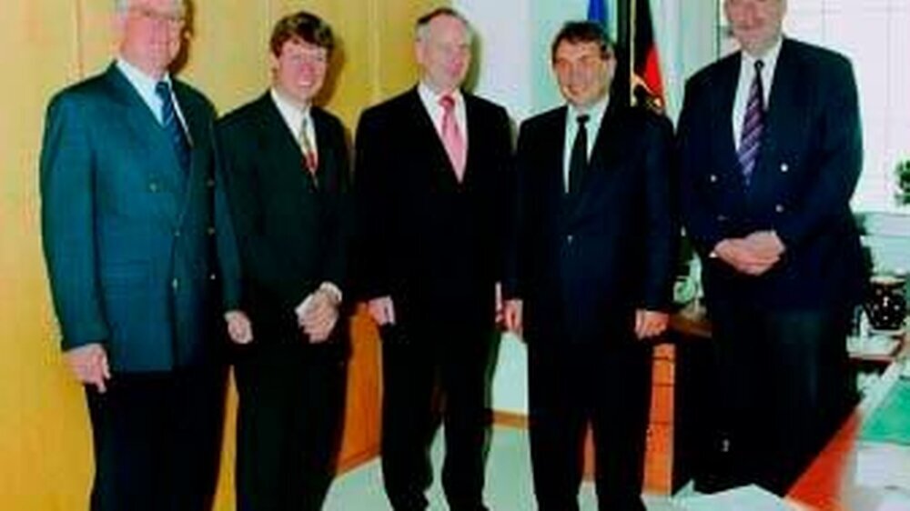 Diskutierten über EU-Politik und nationale Folgen: BZÄK-Hauptgeschäftsführer Klaus Schlechtweg, BZÄK-Vizepräsident Dr. Dietmar Oesterreich, BZÄK-Präsident Dr. Dr. Jürgen Weitkamp, EU-Botschafter Dr. Wilhelm Schönfelder, BZÄK-Vizepräsident Dr.