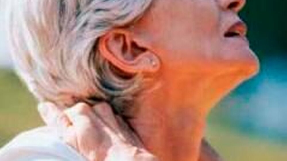 Ständige Schmerzen im Nacken liegen nicht immer am zu dicken Kopfkissen, sondern können schwerwiegende rheumatische Ursachen haben.