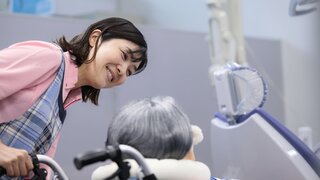 ZFA mit Patientin im Rollstuhl