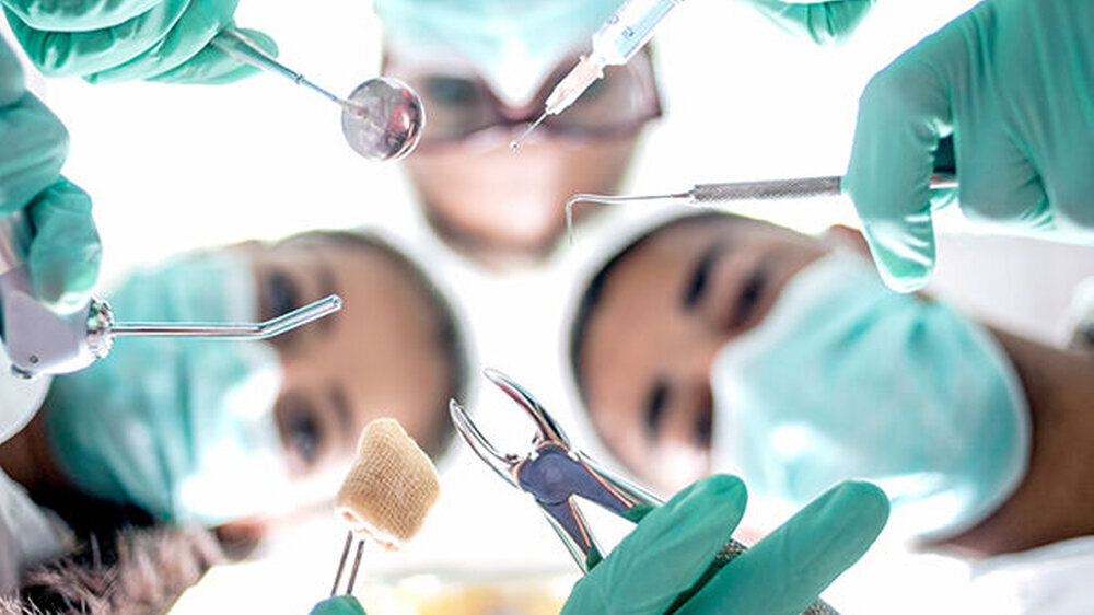 Bisher durften niedergelassene Vertragszahnärzte maximal zwei Zahnärzte in Vollzeit anstellen. Diese Grenze wurde nun angehoben. Ab sofort dürfen drei bzw. mit Begründung auch vier Angestellte je Vertragszahnarzt in Vollzeit oder entsprechend mehr in