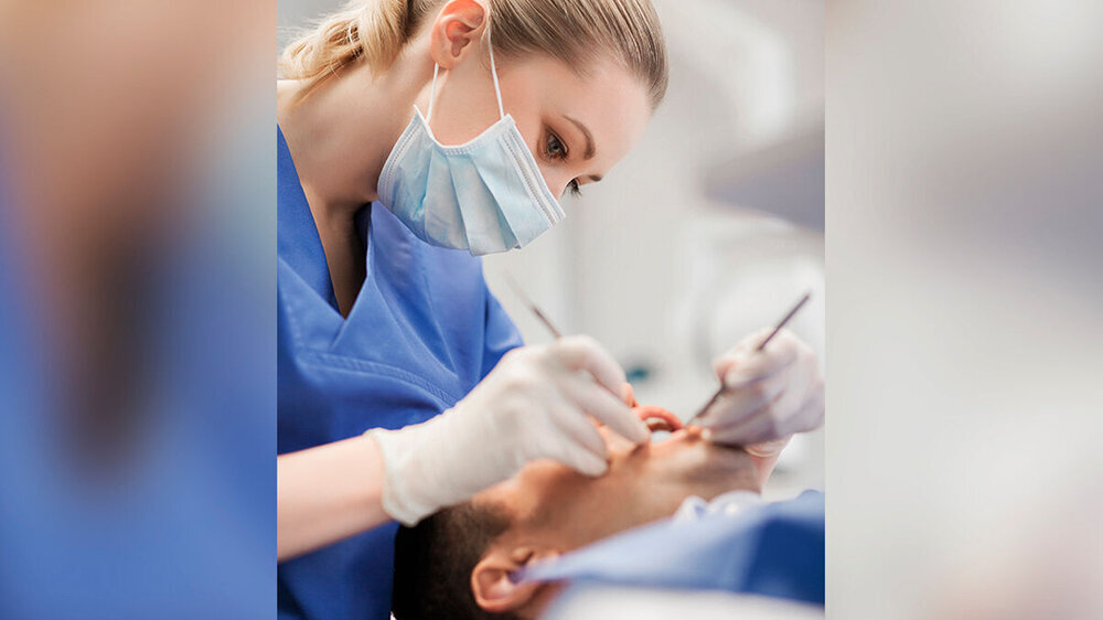 Arbeitsbedingte Muskel-Skelett-Erkrankungen sind in der zahnärztlichen Berufsgruppe weit verbreitet. So zeigen zwei aktuelle Studien, dass fast jede Dentalhygienikerin und die Mehrheit der ZahnärztInnen darunter leiden. \r\n