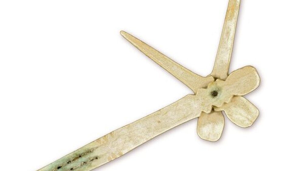 Hygienebesteck mit Zahnbürste, Zahnstocher und Ohrlöffelchen aus Knochenmaterial, 16. Jahrhundert