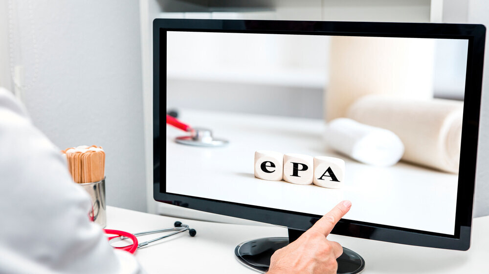 Doctor in the practice touching monitor, word ePA on dices, german elektronische patientenakte Arzt in der Praxis berührt Monitor, Wort ePA auf Würfel