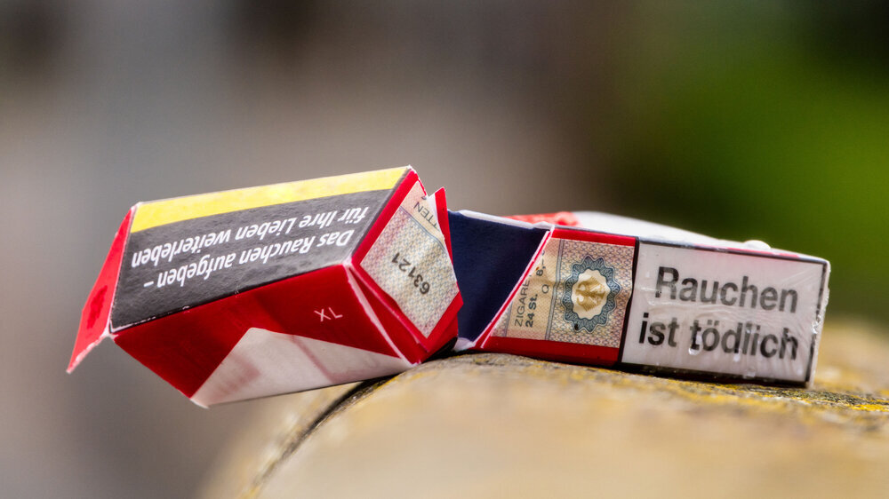 Leere Zigarettenpackung auf einer Mauer Leere Zigarettenpackung auf einer Mauer
