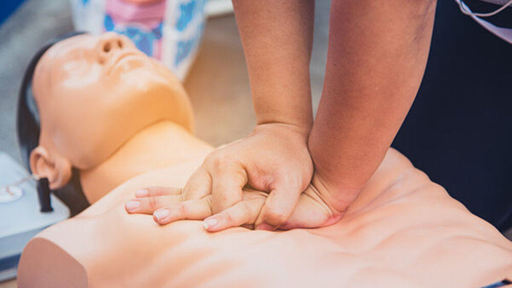 Herzdruckmassage als Erste-Hilfe-Übung