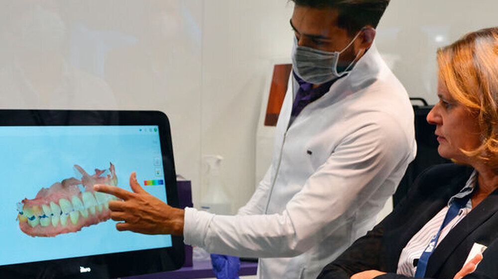 „Smile makeover“: Nach einem intraoralen Scan erhielten
die Messebesucher einen Design-Vorschlag für Frontzahn-Teilkronen oder -Veneers.