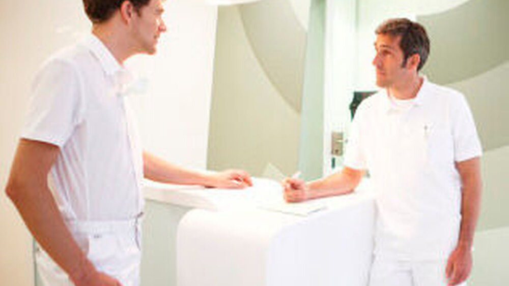 Gestern Student, heute Chef? Das ist nicht einfach. Die Standesvertretungen wollen den Nachwuchs deshalb stärker auf seinem Weg in den Beruf begleiten. |