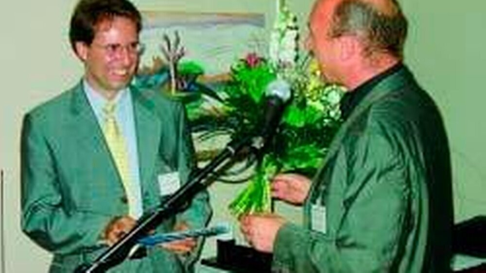 Der diesjährige Forschungspreis der Arbeitsgemeinschaft Keramik ging an das Autorenteam Prof. Albert Mehl, PD Dr. Matthias Folwaczny und Prof. Karl-Heinz Kunzelmann (alle Univ. München). Dr. Bernd Reiss, AG Keramik (rechts) bei der Preisverleihung an Pr