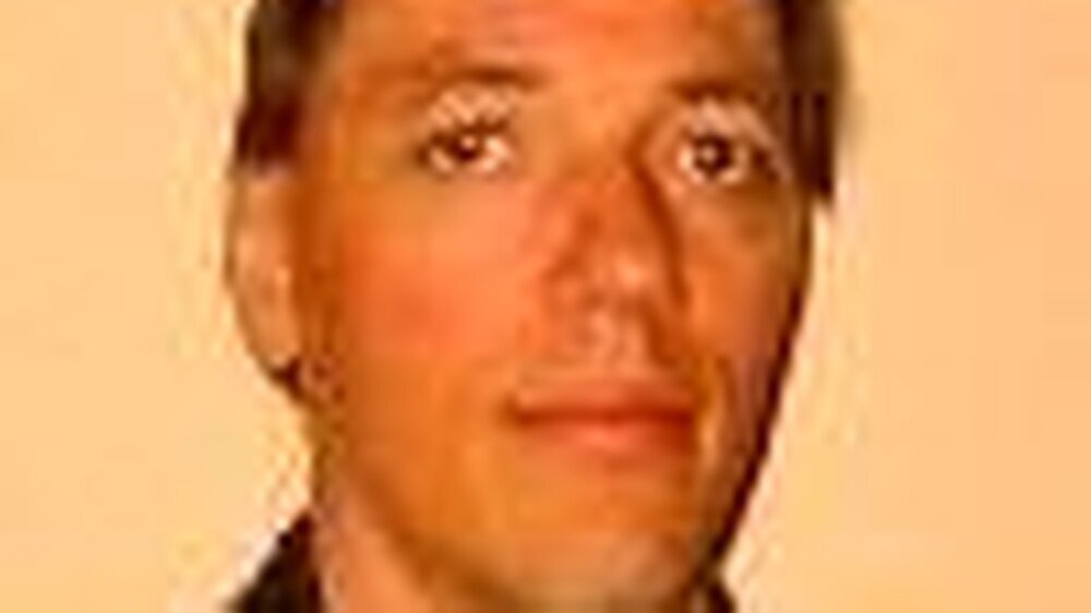 Priv.-Doz. Dr. Christian Hirsch \r\n1987 bis 1992 Studium der Zahnheilkunde an der Martin- Luther-Universität Halle-Wittenberg, seit 1993 wissenschaftlicher Assistent und seit 2002 Oberarzt der Sektion Präventive Zahnheilkunde und Kinderzahnheilkunde am