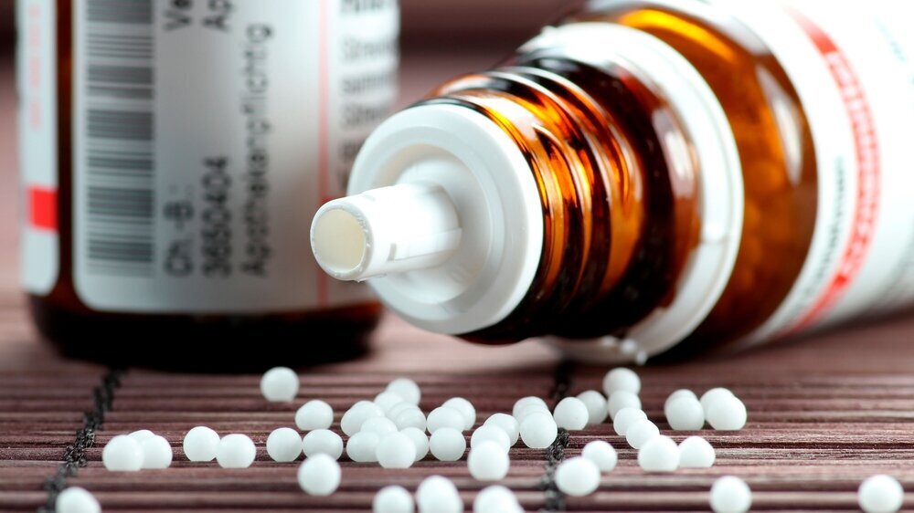 Glasflasche mit homöopathischen Globuli Homöopathie Globuli Anthroposophisch