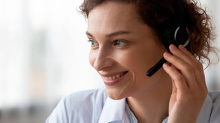 Frau im Callcenter telefoniert mit Headset