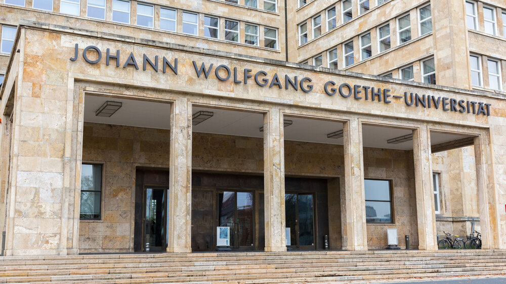 Die Goethe-Universität Frankfurt hat 281 Studienplätze zu viel verteilt, die sie jetzt wieder einkassieren musste. All diese Bewerber sind wegen der Zusage aus der zentralen Verteilung ausgeschieden und können somit nicht mehr anderen Unis zugewiesen w