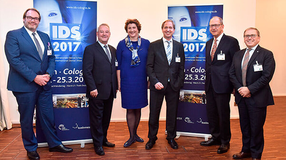 Präsentierten die Schlaglichter der nächsten IDS (v.l.n.r.): Dr. Markus Heibach, Geschäftsführer des VDDI, Uwe Breuer, Präsident des Verbandes Deutscher Zahntechniker-Innungen (VDZI), Katharina C. Hamma, Geschäftsführerin der Koelnmesse, Dr. Martin