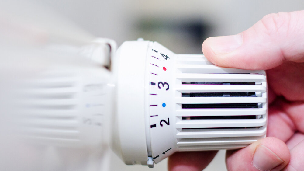 Angesichts der stark gestiegenen Energiepreise fragen sich auch Praxisbetreiber: Muss man noch auf über 20 Grad Raumtemperatur heizen?