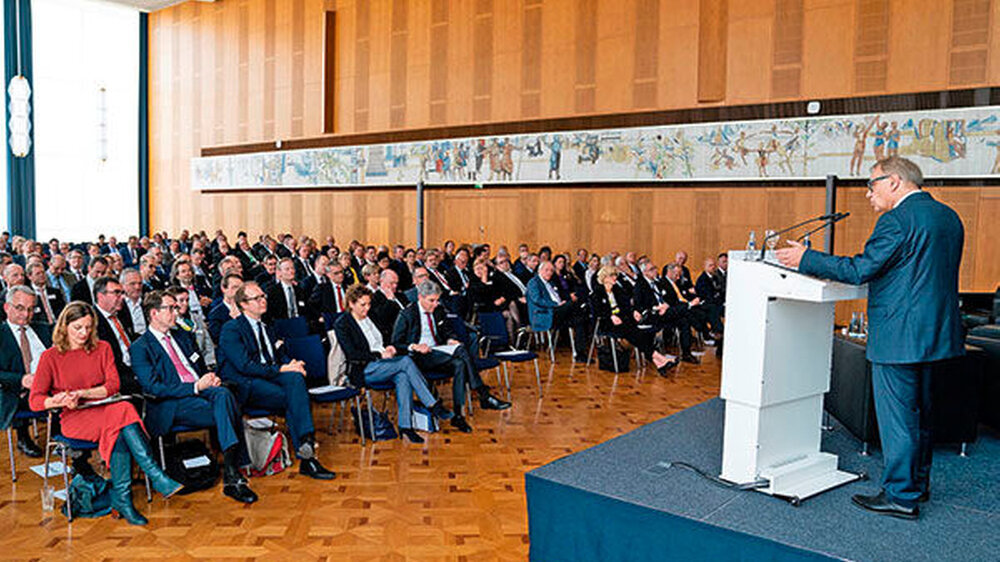 BFB-Präsident Prof. Dr. Wolfgang Ewer bei seiner Rede am 10. April in der European School of Management and Technology in Berlin