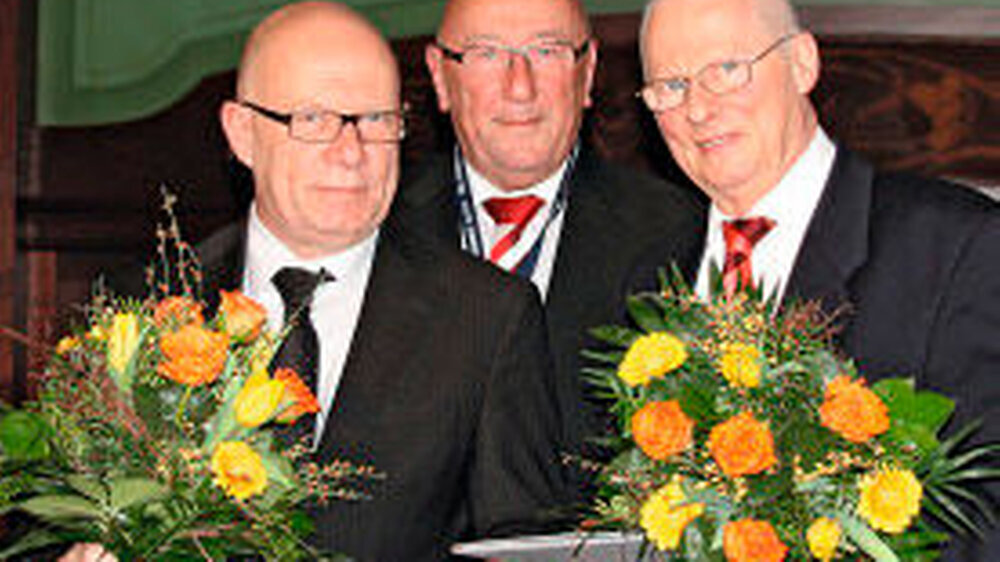 Kammerpräsident Dr. Frank Dreihaupt (M.) überreichte die Silberne Ehrennadel der deutschen Zahnärzteschaft an zwei Vertreter der Gesellschaft für Zahn-, Mund- und Kieferheilkunde an der Martin-Luther-Universität: Prof. Dr. Dr. Sigurd Schulz (r.), bis