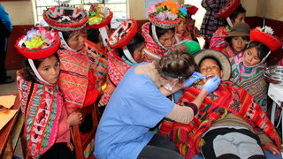Zahnärztliche Behandlung in Chupani in den Hochanden von Peru auf über 4.300 Meter.