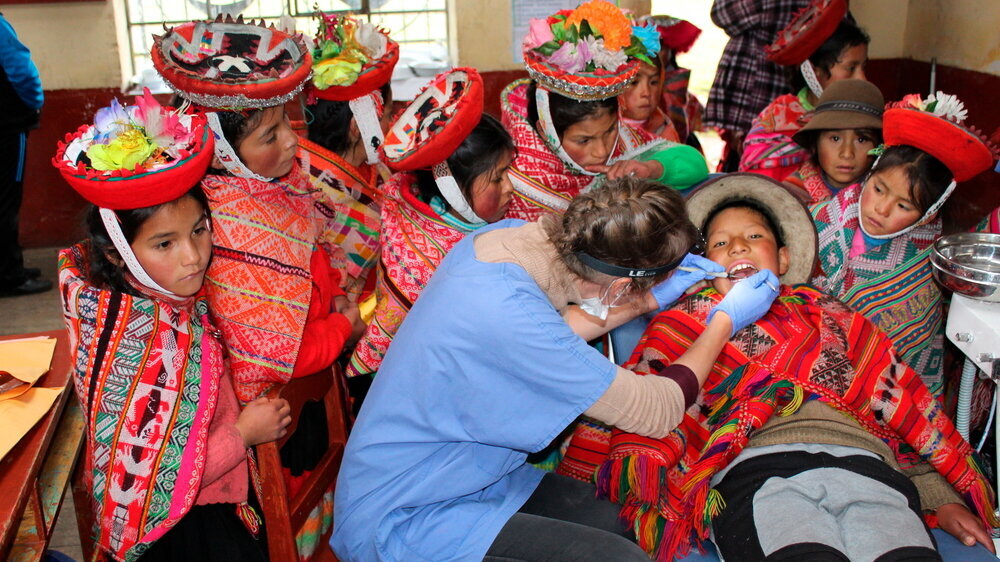 Zahnärztliche Behandlung in Chupani in den Hochanden von Peru auf über 4.300 Meter.