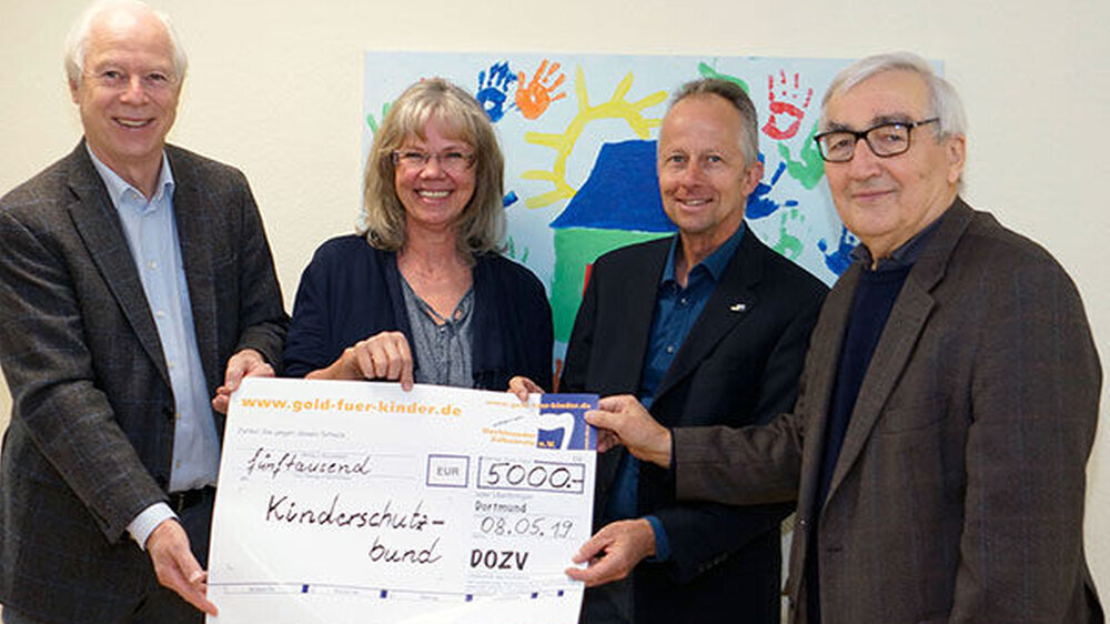 Bei der Scheck-Übergabe (v.l.n.r.): Dr. Bernd Walter (Vorstand Dortmunder Zahnärzte e.V.), Carmen Köster-Lienig (Kinderschutzfachkraft), Dr. Joachim Otto (Vorstand Dortmunder Zahnärzte e.V.), Dr. Matthias Albrecht (1. Vorsitzender Kinderschutzbund Dor
