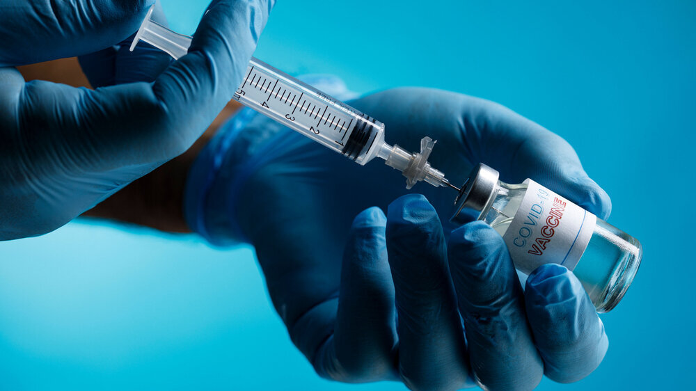 Künftig dürfen auch Zahnärztinnen und Zahnärzte gegen das Coronavirus impfen. Bis in den Zahnarztpraxen die Impfspritze angesetzt werden kann, sind allerdings noch einige Hürden zu überwinden. Die Bundeszahnärztekammer (BZÄK) hat jetzt dazu ihre I