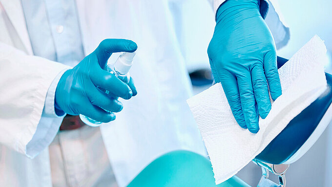Zahnarzt, Person und Desinfektionsmittel für Hygiene, Sterilisation von Einrichtungsgegenständen und Schutz