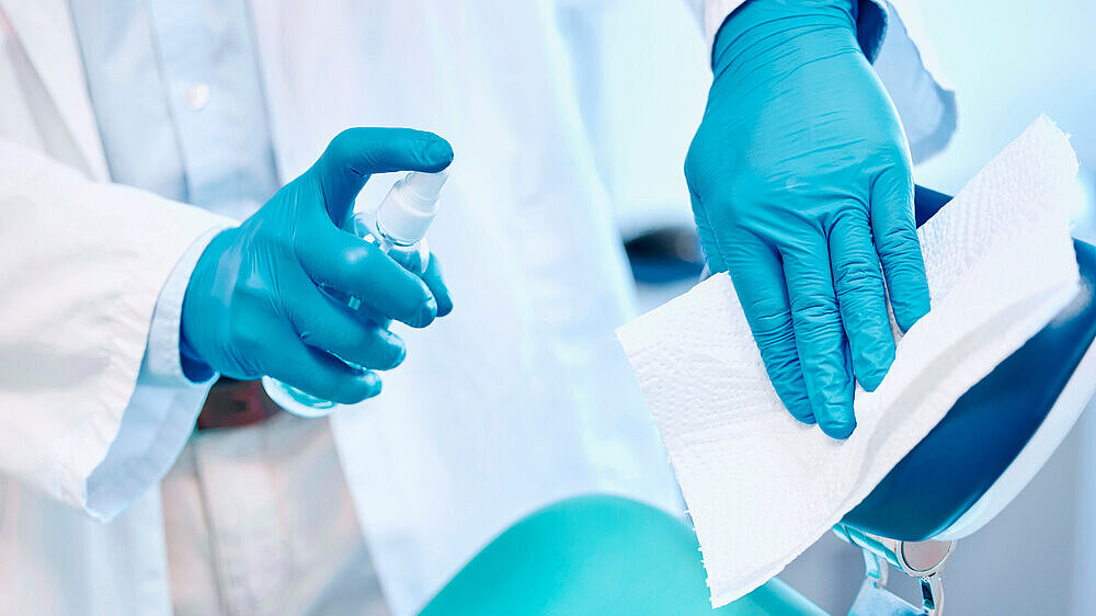 Zahnarzt, Person und Desinfektionsmittel für Hygiene, Sterilisation von Einrichtungsgegenständen und Schutz