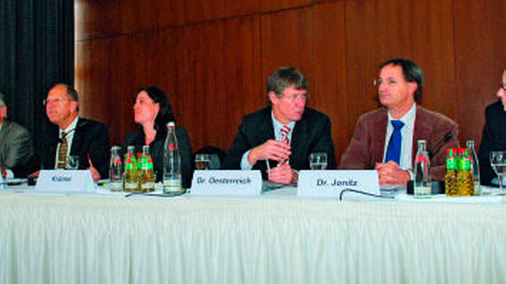Der KZBV-Vorsitzende Dr. Jürgen Fedderwitz, der ehemalige BZÄK-Hauptgeschäftsführer Klaus Schlechtweg, BZÄK-Präsident Dr. Peter Engel, Jette Krämer, Leiterin Presse- und Öffentlichkeitsarbeit BZÄK, BZÄK-Vize Dr. Dietmar Oesterreich, Dr. Günther