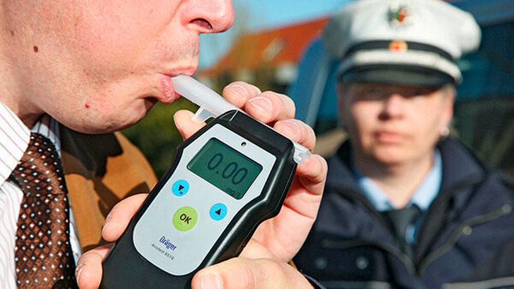 Verdacht auf Blutalkohol: Der Fahrer kommt gerade nach einer längeren Behandlung vom Zahnarzt, hat er nun Probleme zu befürchten? |