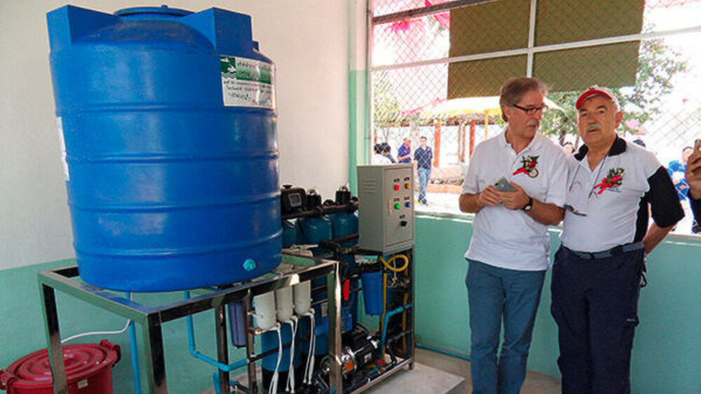 Geld für Reparatur: Mithilfe des HDZ konnte die defekte Wasseraufbereitungsanlage in Sridoyen instand gesetzt werden. Jetzt produziert die Anlage wieder rund 300 bis 400 Liter Wasser mit Trinkqualität. Diese Menge reicht für die gesamte Schule.