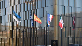 Luxembourg -  Europäischer Gerichtshof mit Flaggen der EU.