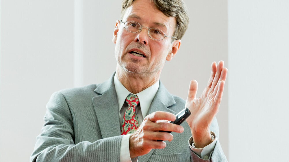 Prof. Dr. Christian Splieth, hier auf der Pressekonferenz zum Tag der Zahngesundheit 2017