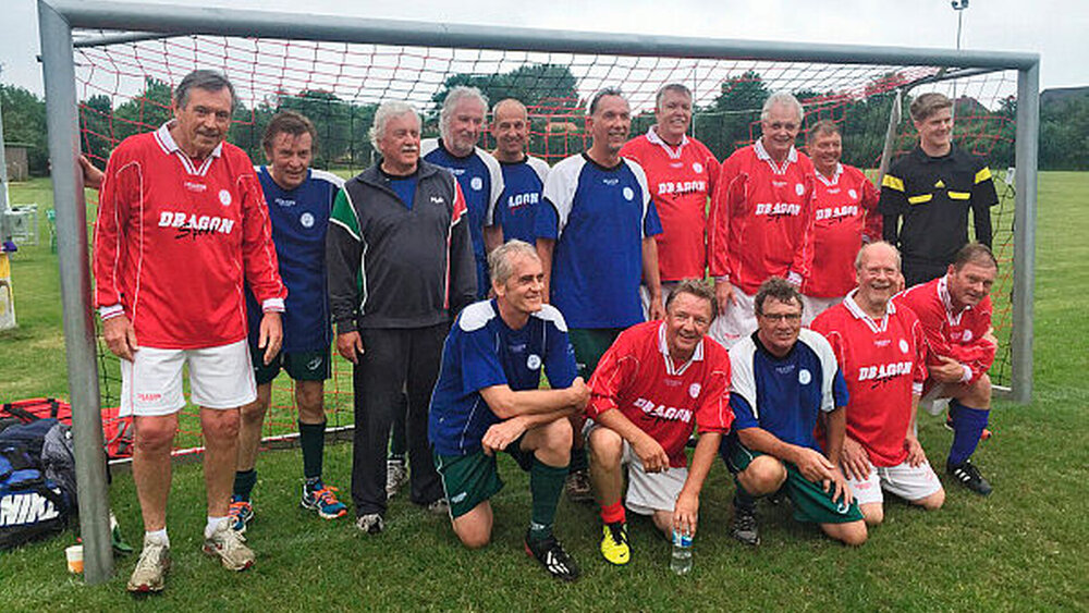 Sage keiner, dass Fußballspielen nur etwas für die „jüngeren“ Semester sei. Weder ein kurzer Gewitterregen noch das eine oder andere Alterszipperlein konnten die gute Laune der Teilnehmer beeinträchtigen. Linkes Bild (v.l.n.r.): stehend: Dr. G. Möhl, Dr. Jürgen Röben, Prof. Dr. K. Bößmann, Dr. B. Bülhoff, Dr. Peter Schneeberg, Dr. M. Herholz, ZA H. Rees, Dr. Dr. Peter Busch, Dr. A. Weidler, der Schiedsrichter, kniend: Dr. M. Spiegel, Dr. K. Schwarz, Dr. P. Heimbächer, Dr. P. Jürgensen, Dr. J. M. Däne |