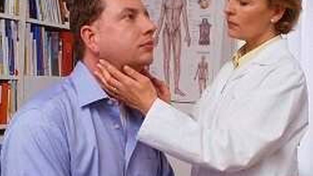 Bei der Palpation können geschwollene Lymphknoten erfasst werden und der Patient weiteren Untersuchungen zugeführt werden.