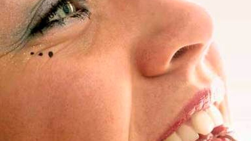 ■ Was schön ist, darüber entscheiden persönlicher Geschmack und soziokultureller Quer durch die Welt reicht das ästhetische Schönheits-Empfinden vom Lippenpiercing bis zum Oberlippenpflock oder der Zackenfeilung von Zähnen. Was als schön emp