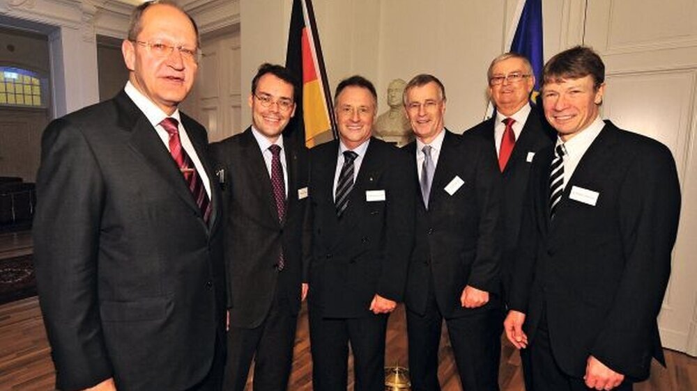 Gastgeber mit Gästen (v.l.n.r.): BZÄK-Präsident Dr. Peter Engel, MdB Peter Friedrich, SPD, MdB Dr. Rolf Koschorrek, CDU, KZBV-Vorsitzender Dr. Jürgen Fedderwitz, BZÄK-HGF Dipl. Volksw. Klaus Schlechtweg und BZÄK-Vizepräsident Dr. Dietmar Oesterreic