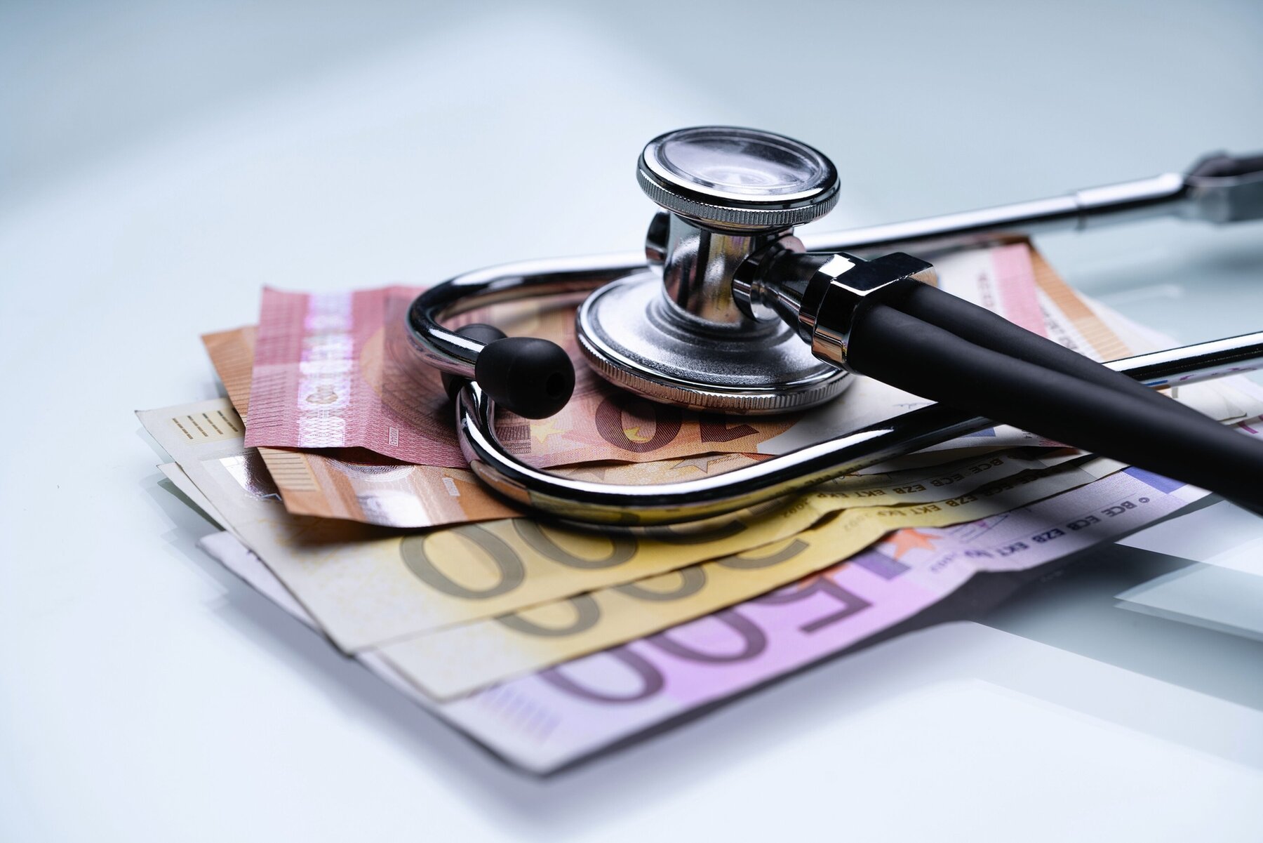 Gesundheitsversorgung: Geld und medizinisches Stethoskop