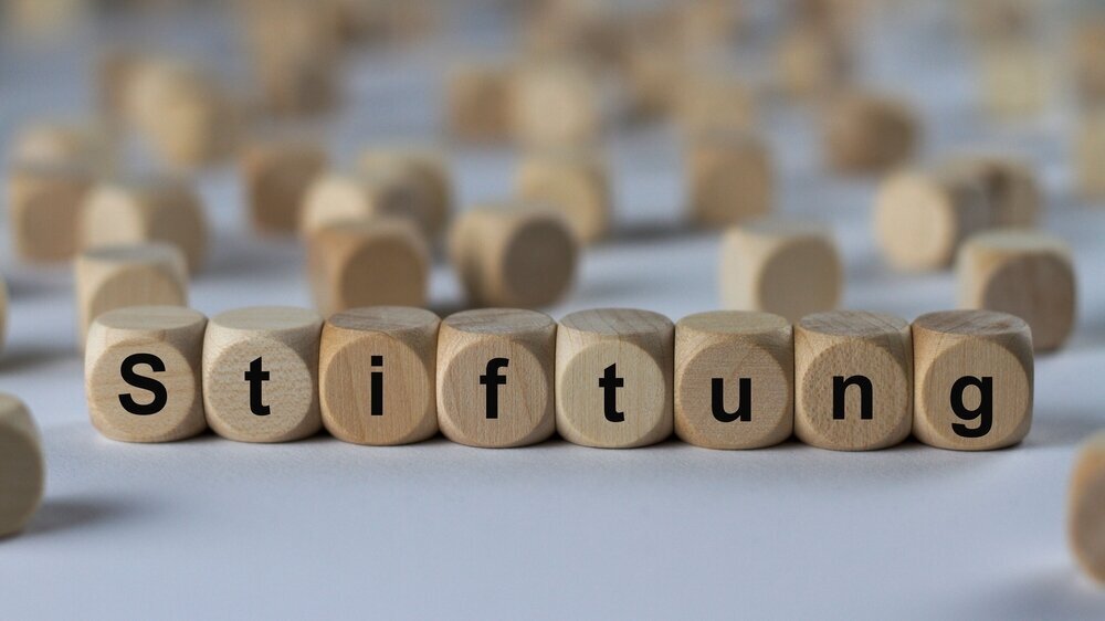 Stiftung Aus Buchstaben-Holzwürfeln ist das Wort Stiftung gelegt
