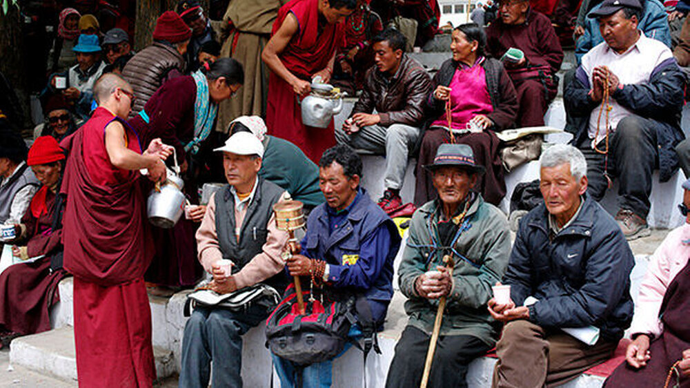 Ladakh mit seinen rund 250.000 Einwohnern, die vorwiegend in abgelegenen Bergdörfern in 3.500 bis 5.000 Meter Höhe leben, war ein kleines Königreich, das wegen seiner geographischen Nachbarschaft, seiner Kultur und seiner religiösen Zugehörigkeit zum