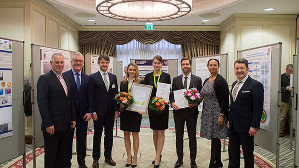 Empfänger von Mitteln aus der DGR²Z-Forschungsförderung \r\nunterstützt von GC und Kulzer: (von links) Christian Kasperek, Leiter Professional Service (GC Germany GmbH), Ulf Krueger-Janson, Frankfurt am Main (Vizepräsident der DGR²Z), Prof. Dr. Wolf