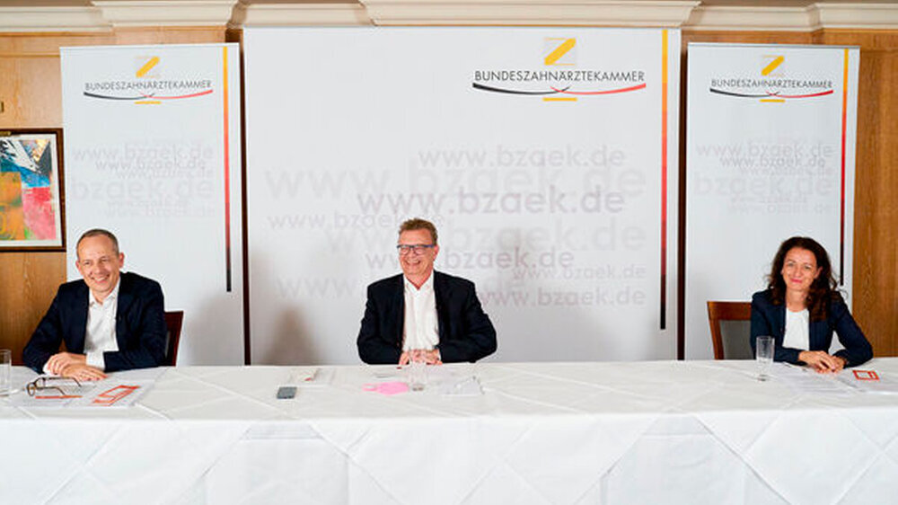 Mit reichlich Abstand stellte sich das neue BZÄK-Führungstrio der Presse vor: Vizepräsident Konstantin von Laffert, Präsident Prof. Dr. Christoph Benz und Vizepräsidentin Dr. Romy Ermler (v.l.n.r.).