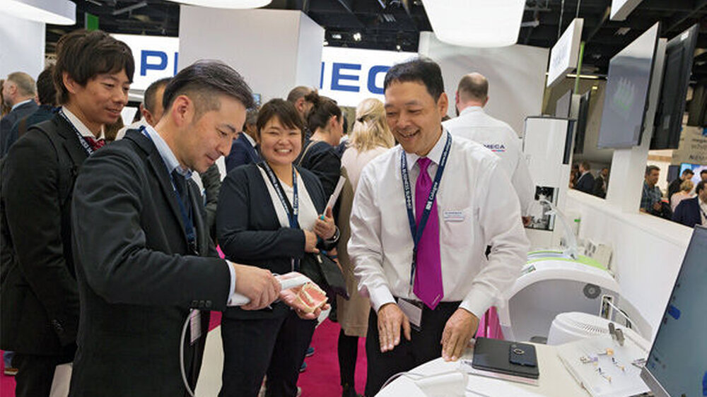 Abbildung 1: Zukünftiger Alltag? Intraorale Scanner waren auf der diesjährigen IDS allgegenwärtig, hier auf dem Messestand von Planmeca.