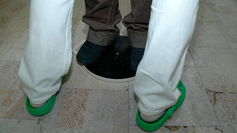 Abb. 6: Die Drehung zum Behandlungsstuhl wird mit kleinen Wiegeschritten durchgeführt. Ist dies nicht möglich, kann ein Drehbrett benutzt werden, das die Drehung wesentlich erleichtert. Das Drehbrett wird vor der Mobilisation unter die Füße der Patientin gelegt. |