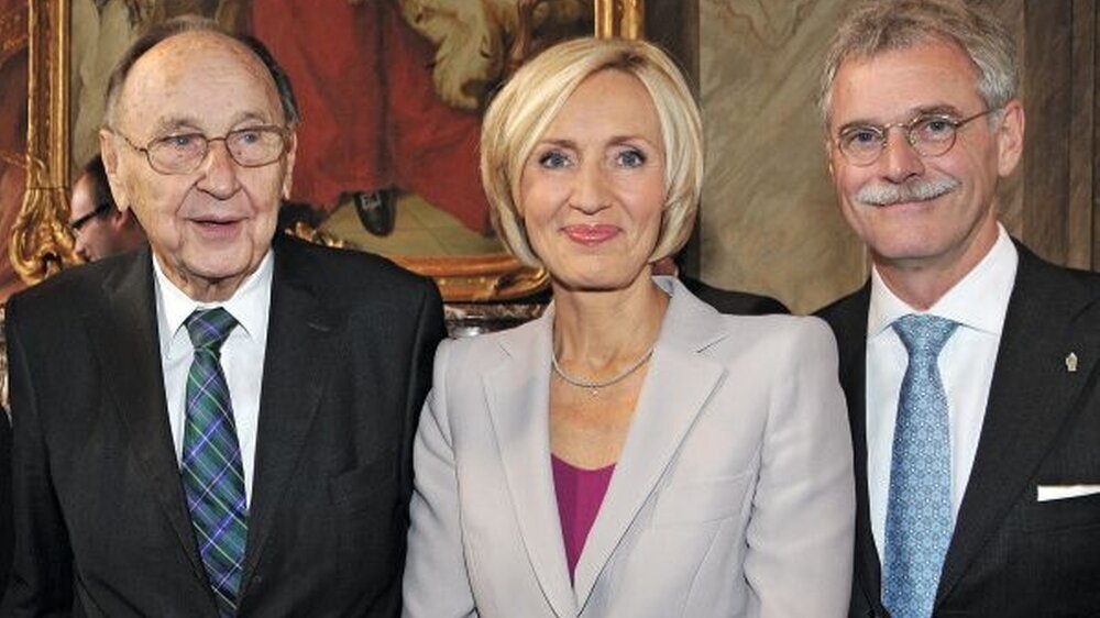 Preisträger Hans-Dietrich Genscher mit Laudatorin Petra Gerster und dem Stiftungsvorsitzenden Dr. Klaus Bartling (von links).