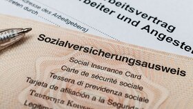 Sozialversicherungsausweis und Arbeitsvertrag in Deutschland