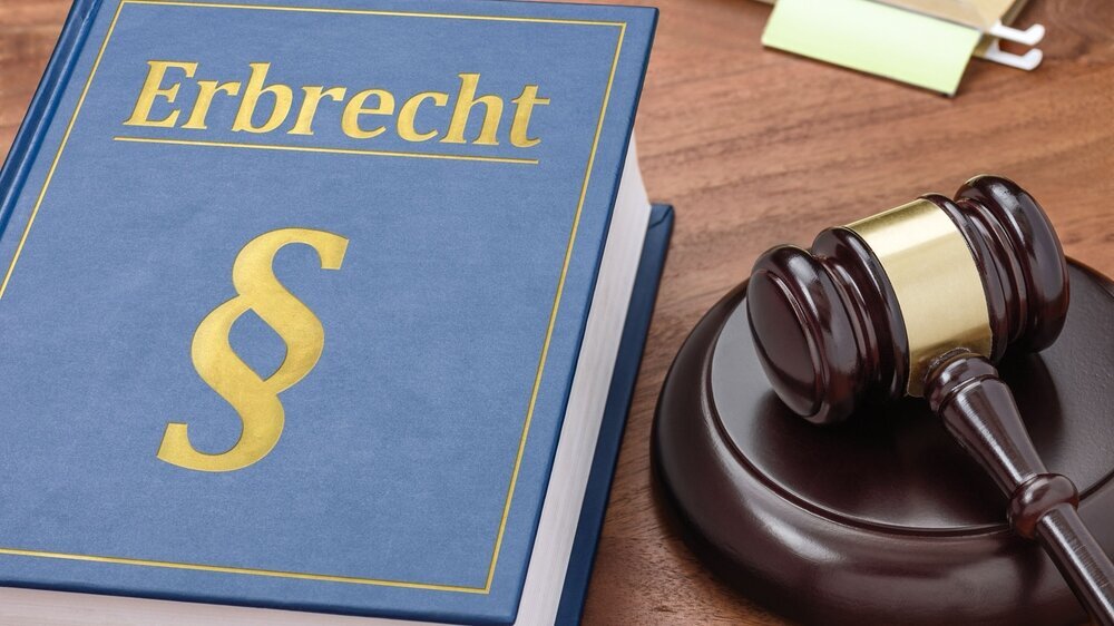 Gesetzbuch mit Richterhammer - Erbrecht Urteil zum Erbrecht Testament