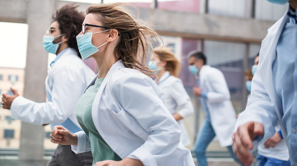 Die Anerkennung von COVID-19 als Berufskrankheit ist vor allem für Beschäftigte im Gesundheitswesen, in der Wohlfahrtspflege und in Laboratorien möglich.