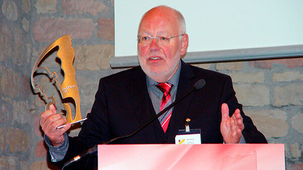 Der Vorstandsvorsitzende der KZV Rheinland-Pfalz, Sanitätsrat Dr. Helmut Stein, präsentierte den just gewonnenen "Health Media Award" für sein"dent-tv", bei dem zahnärztliche Themen einem breiten Publikum zugänglich gemacht werden sollen. Zur Einfüh