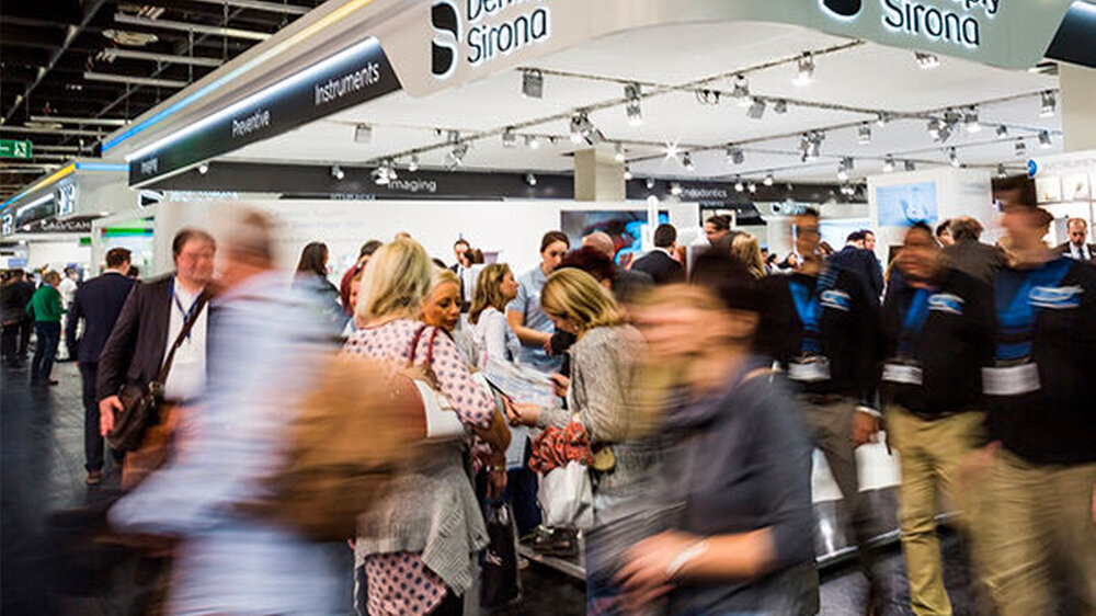 In den Messe-Hallen 10.2 und 11.2 bietet Dentsply Sirona seinen Besuchern die Möglichkeit, an Hands-on-Tutorials oder Live-Demos teilzunehmen. Darüber hinaus können Gäste neue Produkte in der Anwendung kennenlernen und unter Anleitung selbst ausprobie