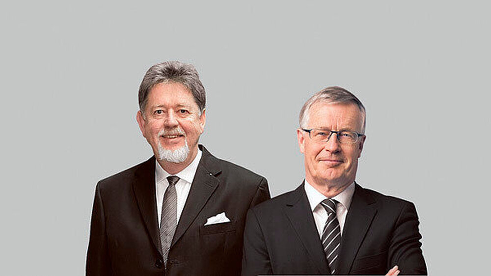 Dr. Günther E. Buchholz (l.), Dr. Jürgen Fedderwitz (r.) Stellvertretende Vorsitzende der KZBV: "Berechenbarkeit, Verlässlichkeit und eine hohe fachliche Expertise – mit diesen Werten ließ und lässt sich punkten." Dr. Günther E. Buchholz (l.), Dr. Jürgen Fedderwitz (r.) Stellvertretende Vorsitzende der KZBV: "Berechenbarkeit, Verlässlichkeit und eine hohe fachliche Expertise – mit diesen Werten ließ und lässt sich punkten."